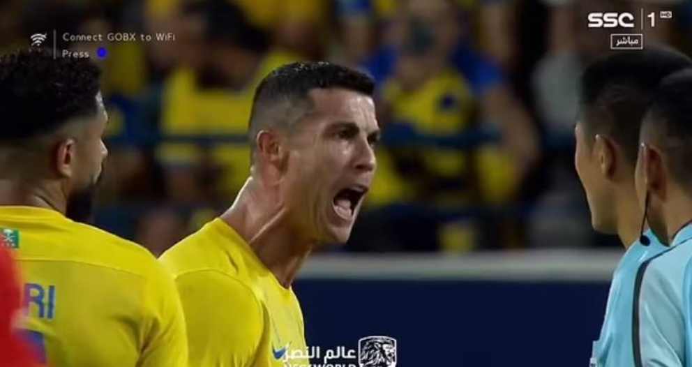 CR7 nuk i mban nervat, i ulëret në fytyrë arbitrit dhe shtyn tifozin