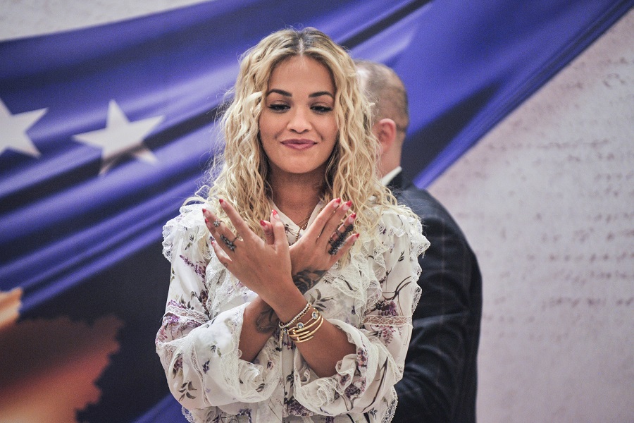 Valëviti flamurin serb në Hungari: Flet Rita Ora