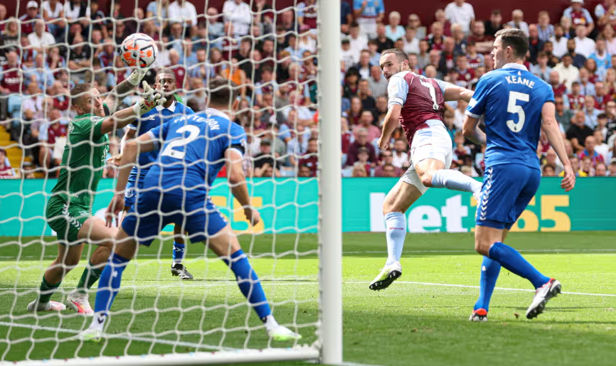 Aston Villa thyen Evertonin