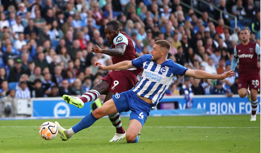 West Ham mposht Brighton Albion, ngjitët në krye të tabelës në Premier League