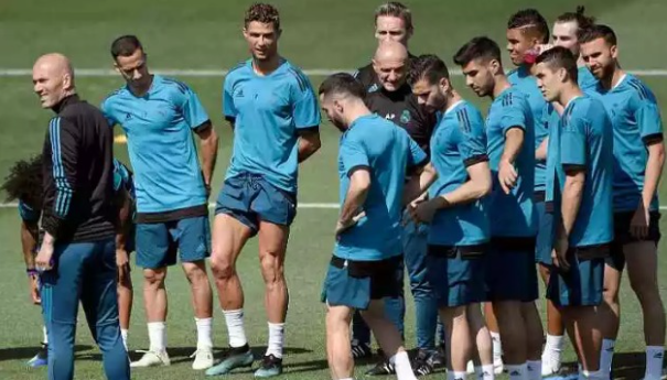 Zidane i nxori të gjithë jashtë dhe filloi të bërtiste…