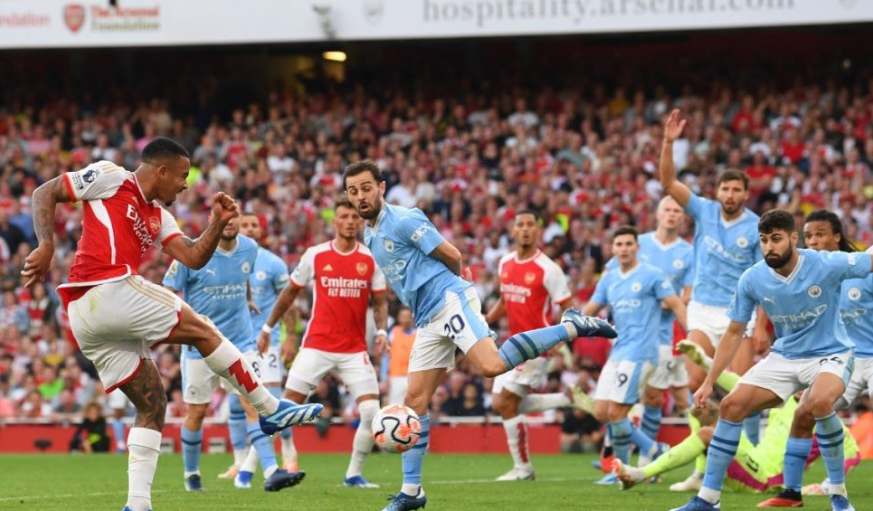 Arsenal mposht Man City-n në kryederbin anglez