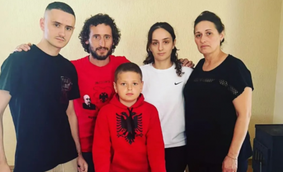 “Ballisti” e viziton familjen e heroit Afrim Bunjaku, i nderon me fanellë speciale