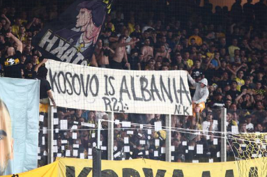 Fantastike: Tifozët e AEK shpalosin banerin Kosova është Shqipëri në ndeshjen e Europa League