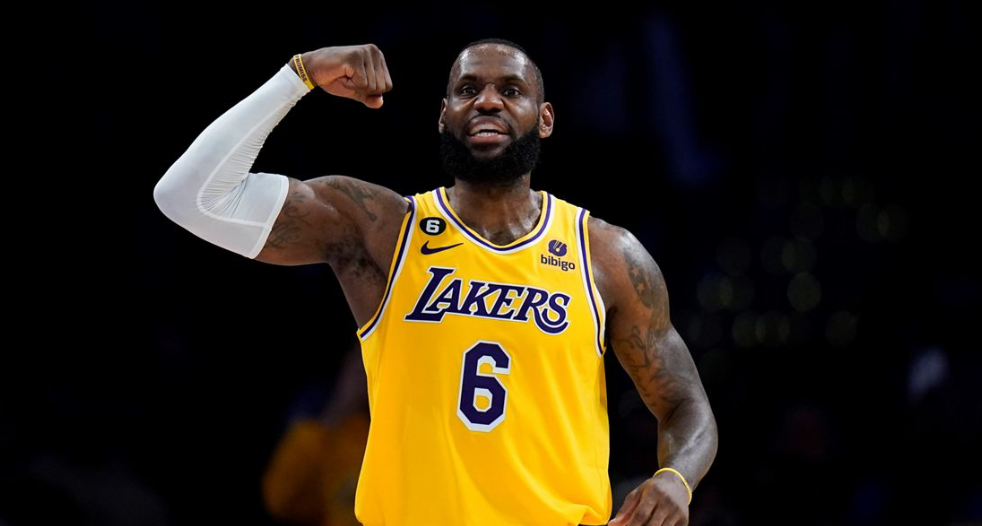 LeBron mbush 39-vjeç, “Mbreti i basketbollit” është në maja edhe në “pleqëri”