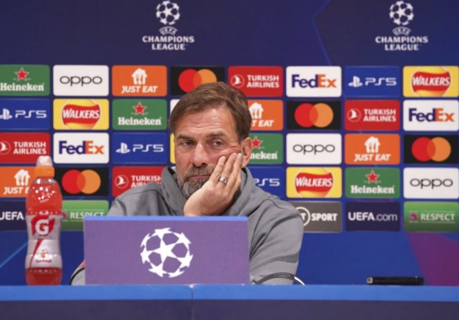 Klopp “kapet” me gazetarin në konferencë, e quan injorant