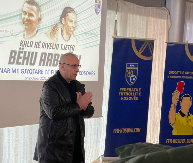 Presidenti Ademi viziton gjyqtarët në seminarin e Durrësit, i inkurajon ta ruajnë integritetin dhe drejtësinë në futboll