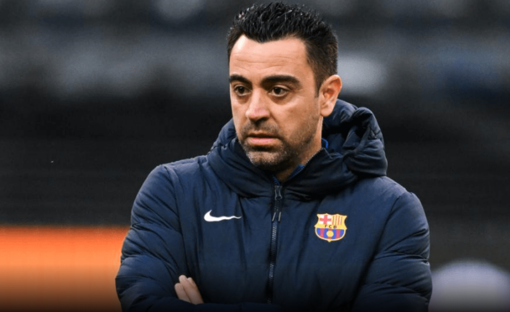 Xavi pranon acarimin me lojtarët e Barcelonës