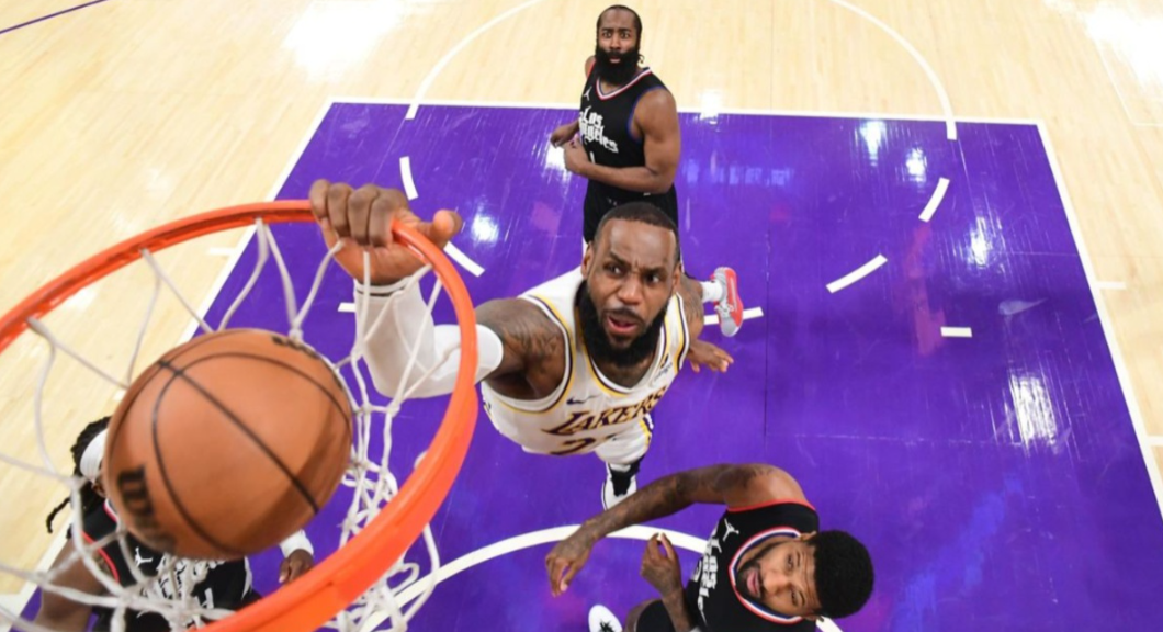 Lakers fitojnë derbin, LeBron James kthehet lider, Clippers dorëzohen