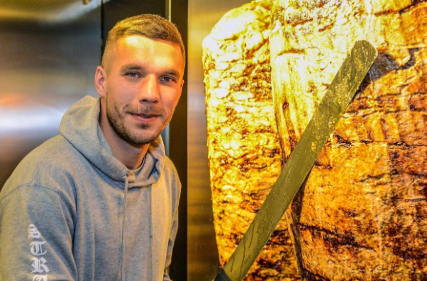 Podolski ende luan futboll, por po fiton miliona jashtë fushës së blertë