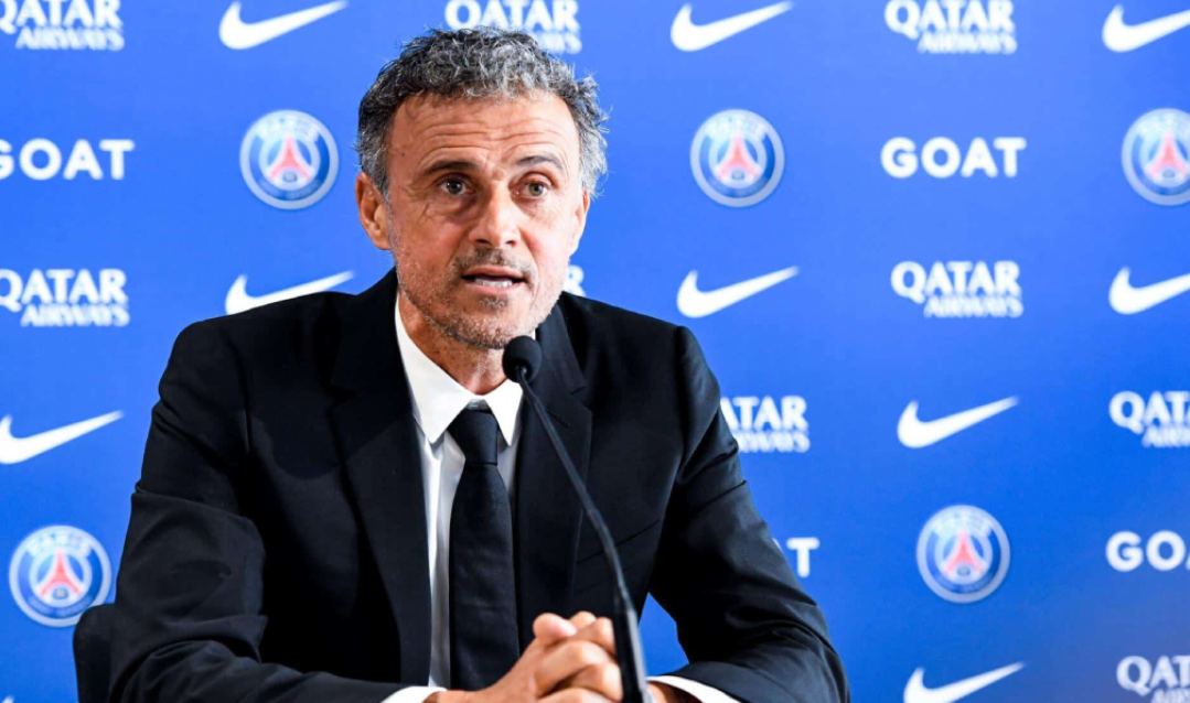 “Ai këngëtari?”, Luis Enrique shmang me batutë komentet për sulmuesin e Milanit