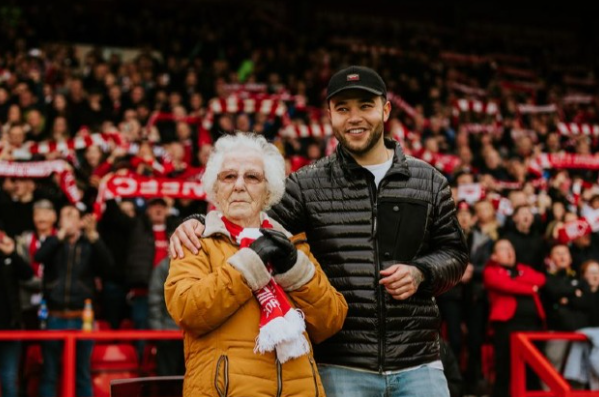 Rikthimi emocionues në stadium, historia e veçantë e tifozes 92-vjeçare