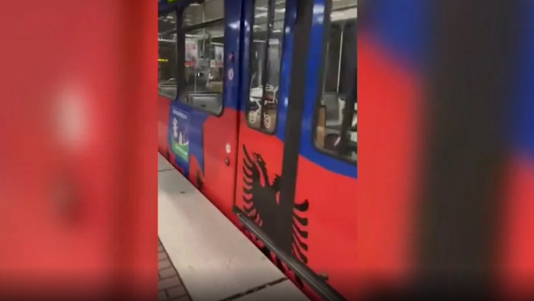 Kuqezinjtë ‘pushtojnë’ Gjermaninë, Metroja në Dyseldorf zbukurohet me flamujt shqiptarë