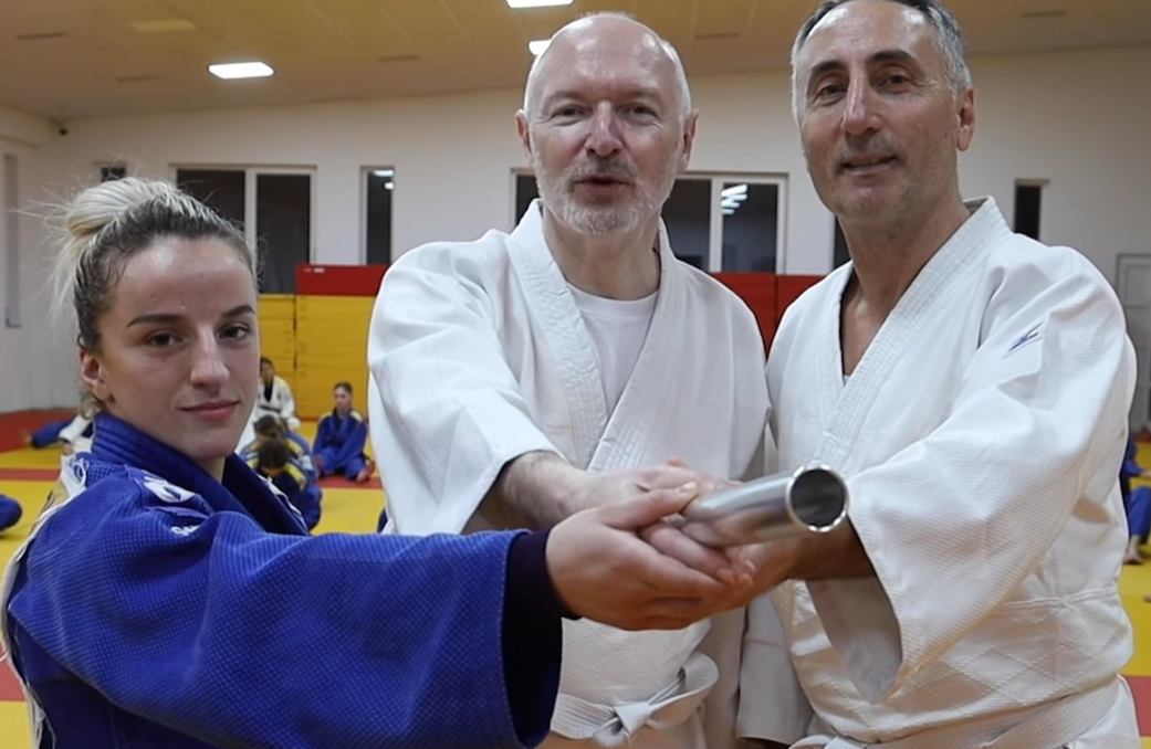 Pranimi i stafetës për LO u bë nga kampionet olimpike dhe ambasadori francez