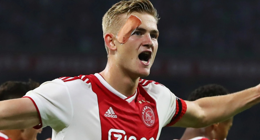 “Doja të qëndroja më shumë tek Ajax”, De Ligt zbulon të ardhmen