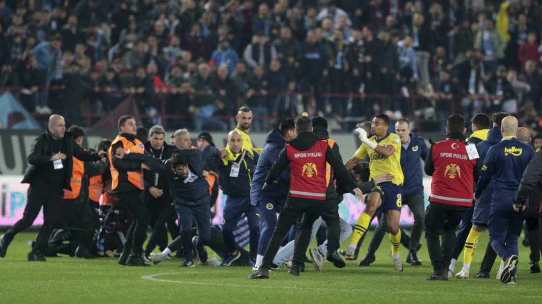 Përleshja në fushë me tifozët kundërshtarë, Fenerbahce tërhiqet nga kampionati?