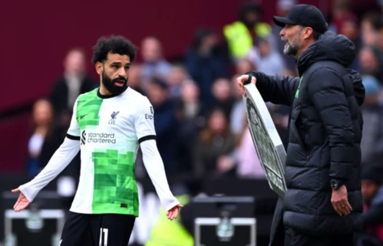 Salah thyen heshtjen në rrjetet sociale pas përplasjes me Jurgen Klopp