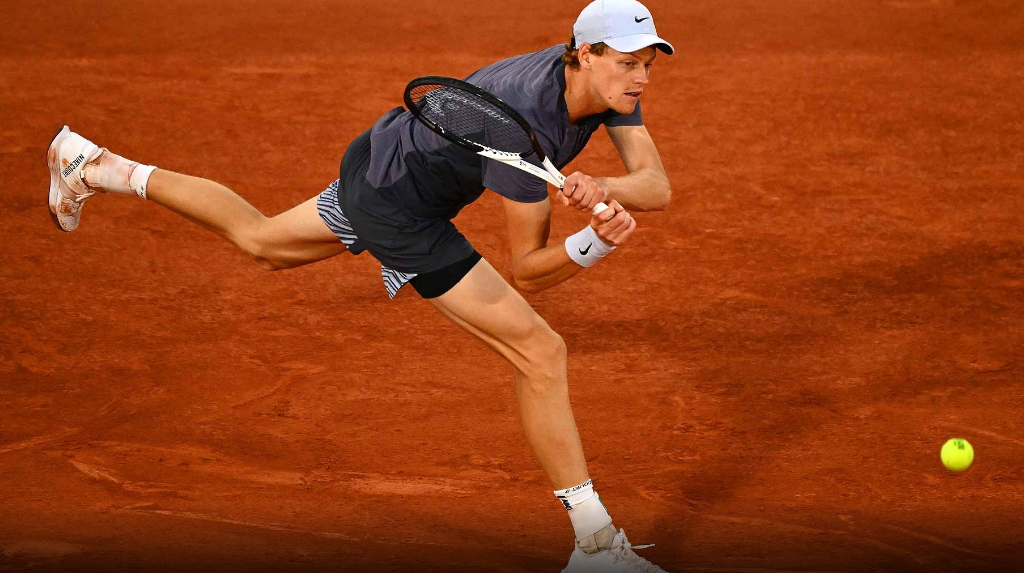 Roland Garros: Swiatek i ‘shpëton’ eliminimit, avancojnë Alvaraz, Sinner e Tsitsipas