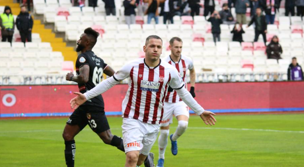 Manaj bën protagonistin edhe kur nuk shënon, asist në fitoren e Sivasspor