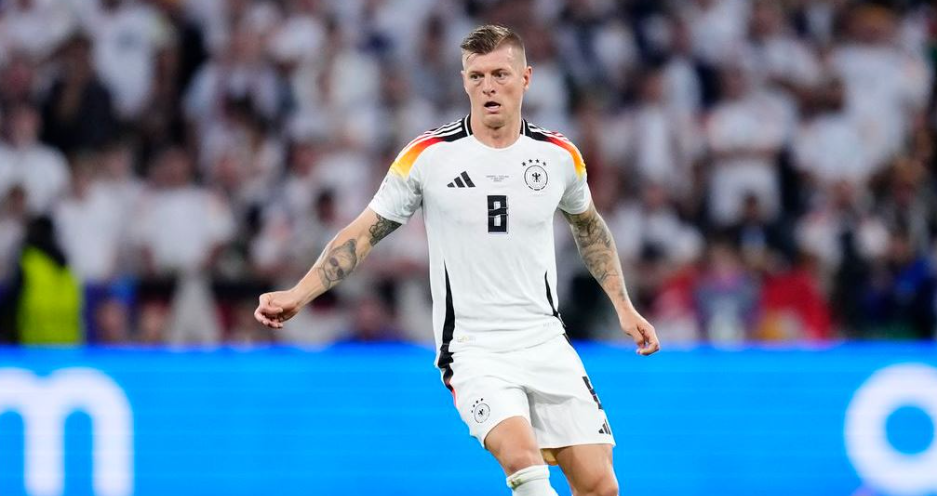 Kroos, bosi i mesfushës