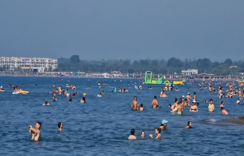 Rama ndan pamje nga plazhi i Velipojës me pushues