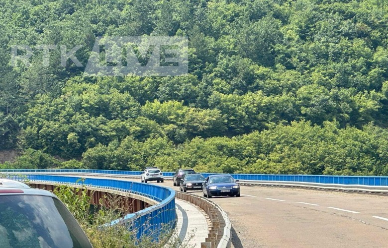 Hidhet mjet shpërthyes afër Liqenit të Ujmanit, dëmtohen dy vetura