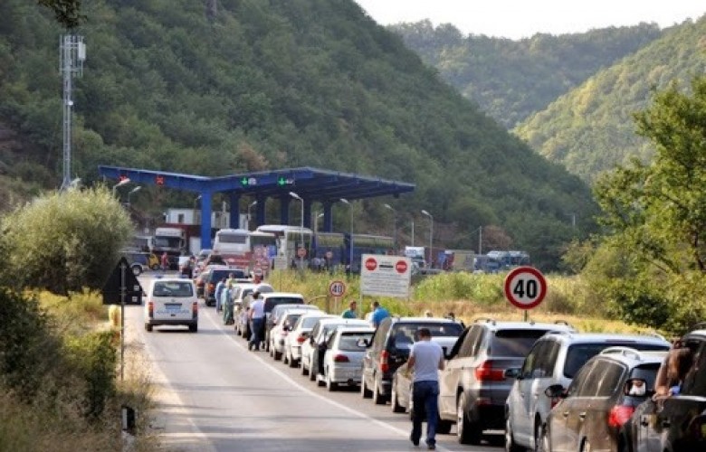 Kolonat te Dheu i Bardhë deri 1500 metra, rreth 2 orë pritje