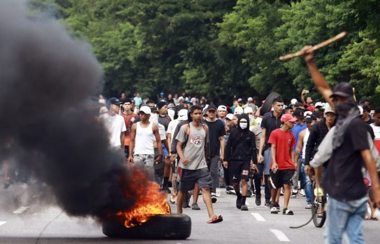 Venezuelasit përleshen me policinë pas rezultatit të zgjedhjeve