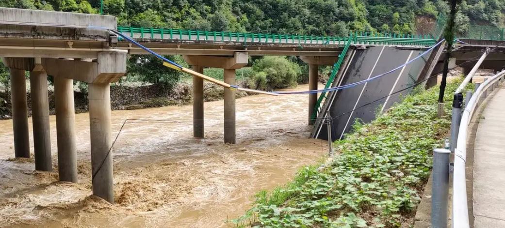 11 persona vdesin dhe 30 zhduken si pasojë e shembjes së urës në Kinë