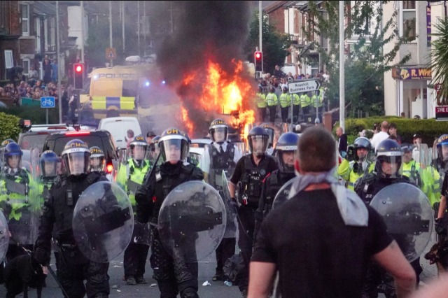 Vrasja e tre fëmijëve në Angli- Protesta të shumta në Southport, plagosen 39 efektivë policie