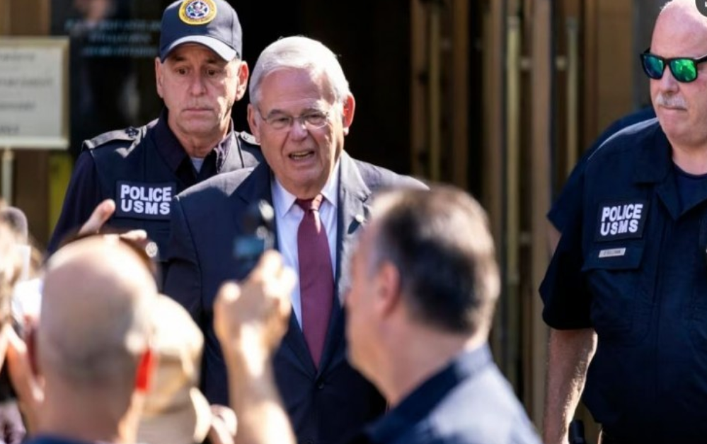 Senatori Bob Menendez shpallet fajtor për korrupsion