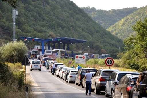 Deri në një orë pritjet tek Dheu i Bardhë, gjysmë ore në Kullë