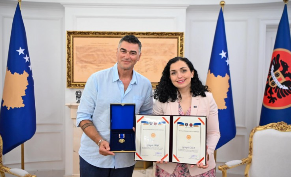 Osmani ia jep Medaljen Presidenciale të Meritave rock grupit ‘Oda’