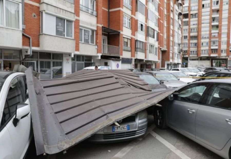 Bie çatia në një parking në “Pejton”, dëmtohen tri vetura