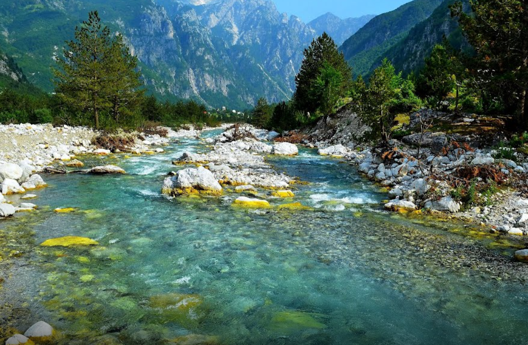 Rama publikon pamje nga fshati turistik: Mes freskisë dhe bukurive sekrete të Thethit