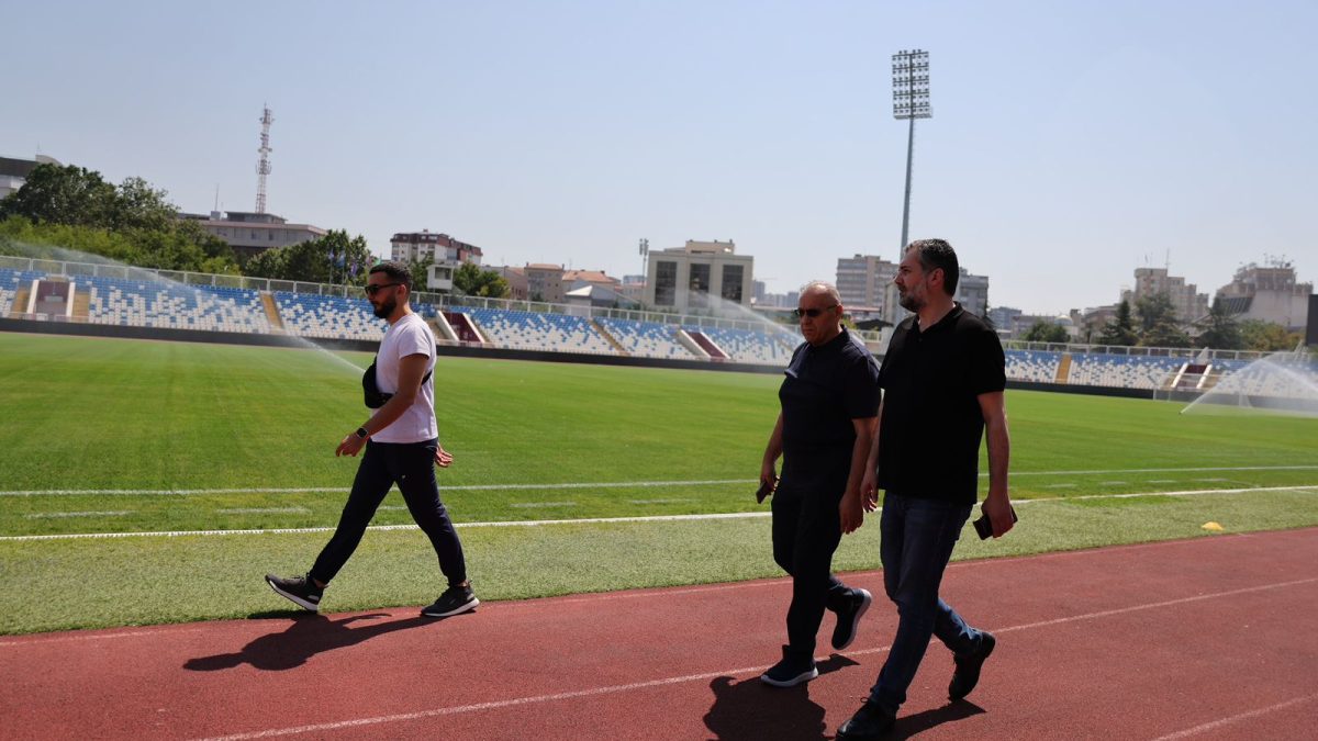 Presidenti Ademi dhe ministri Çeku vizituan stadiumin “Fadil Vokrri” pas rinovimit të fushës