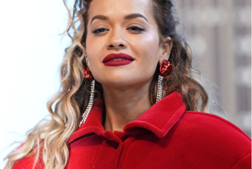 “Të performosh live është pjesa ime e parapëlqyer”, Rita Ora paralajmëron “bombën” për vitin 2025