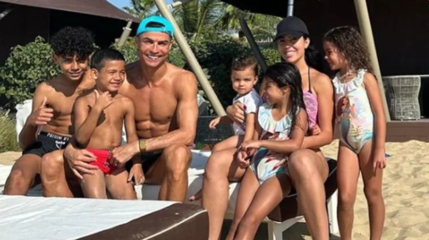 Cristiano Ronaldo shijon pushimet me familjen pas Evropianit