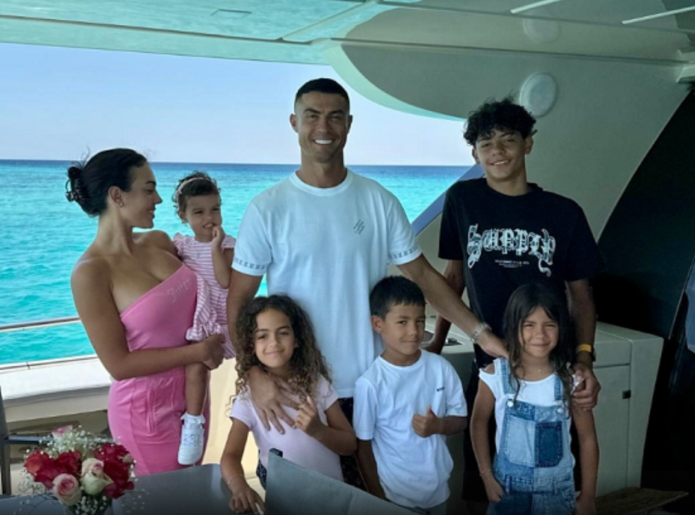 Ronaldo ndan një foto të ëmbël familjare nga pushimet verore