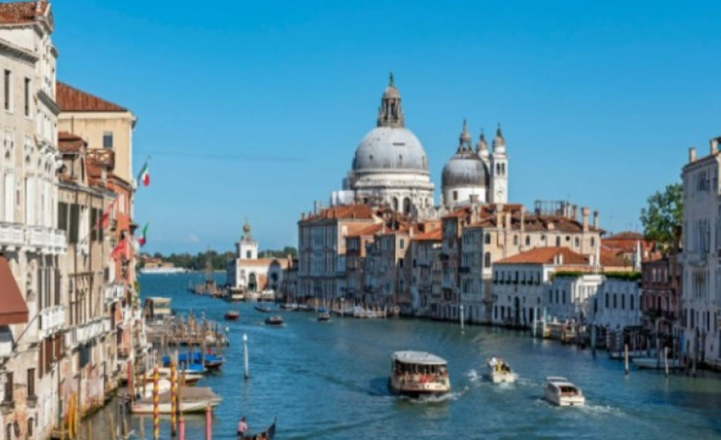 Taksa turistike, Venecia dyfishon tarifën e hyrjes në qytet