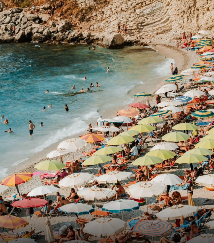 Rama ndan pamje nga plazhi i “Pasqyrave”, i mbushur me turistë