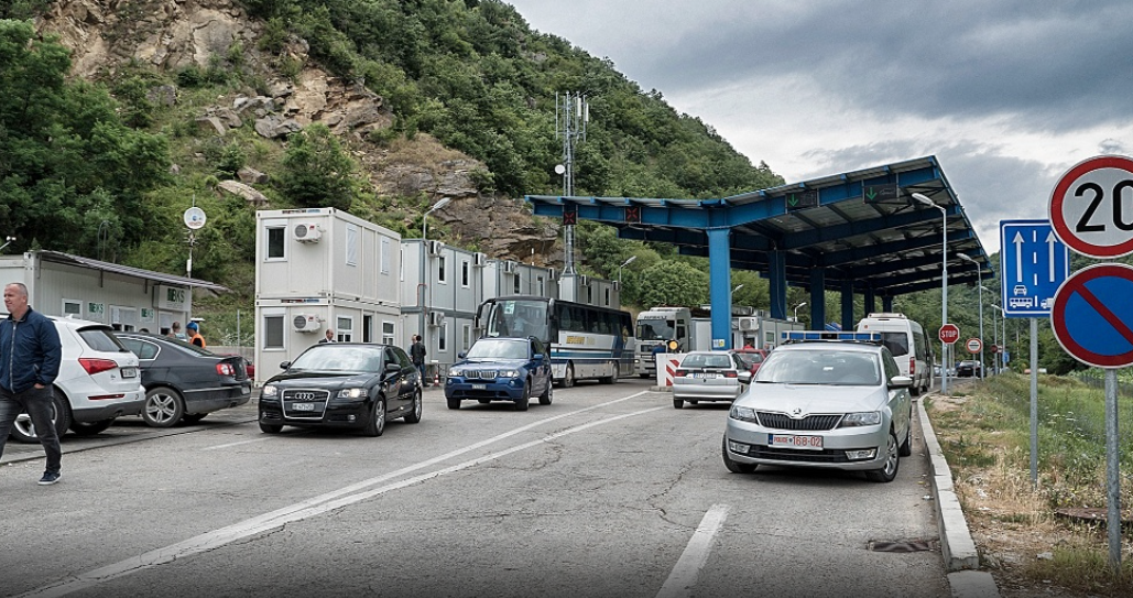 Një orë pritje për të hyrë nga “Dheu i Bardhë”