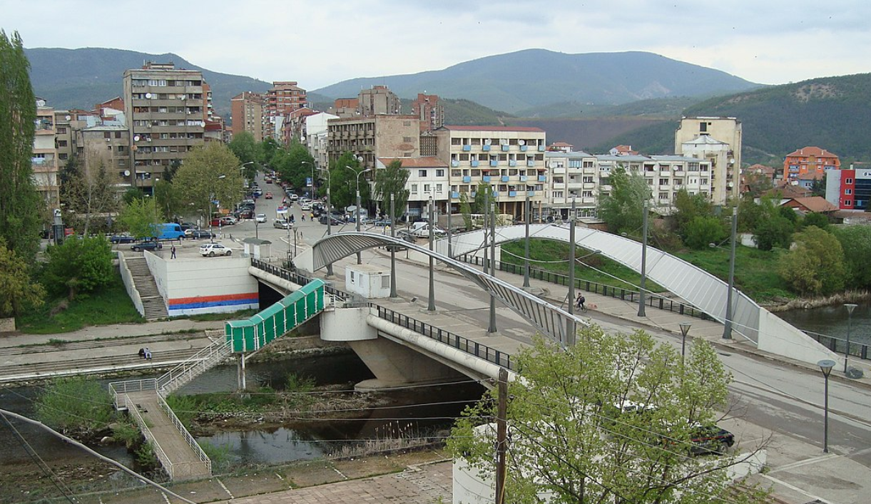 Diskutimet mbi hapjen e urës së Ibrit, analistët vlerësojnë se Kosova është në të drejtën e saj