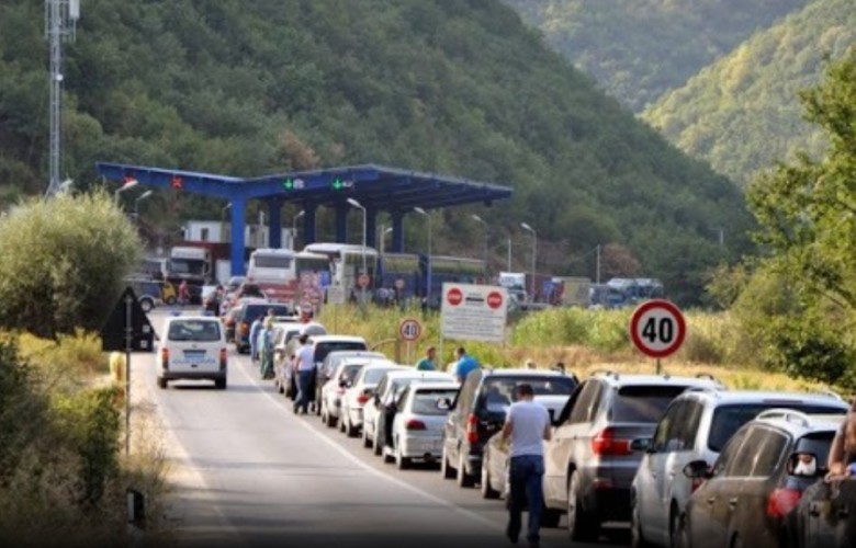 Kolona të gjata në dalje te Dheu i Bardhë