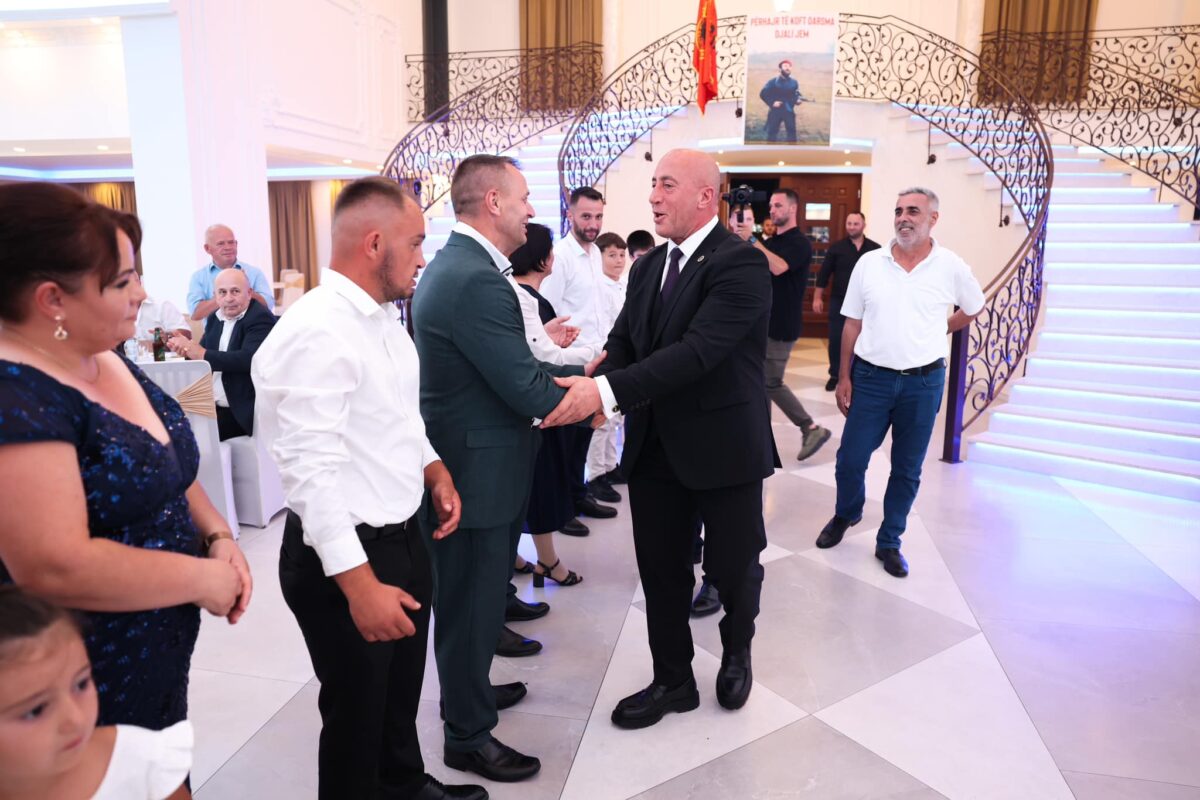 Haradinaj shumë i thjeshtë, i vetmi lider që po merr pjesë në dasma