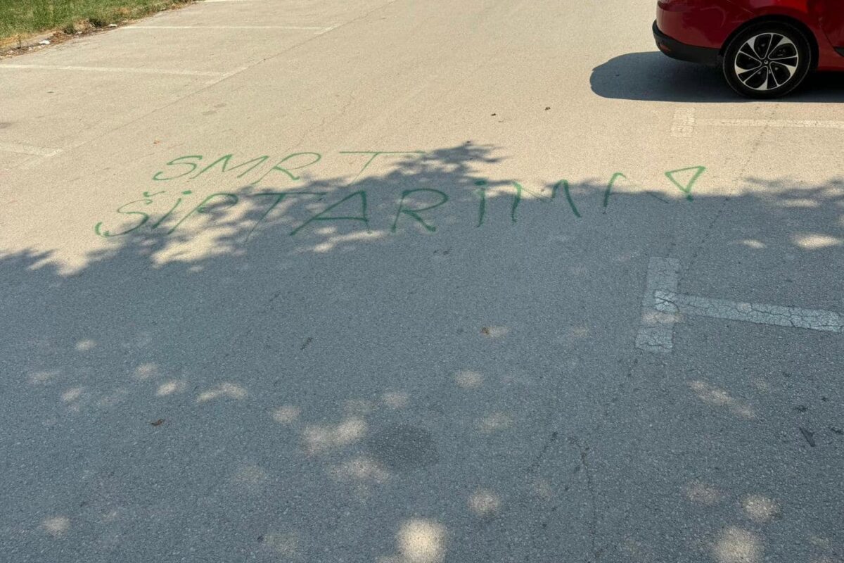 Mesazhe kërcënuese serbe “Vdekje shqiptarëve” në oborrin e Shtëpisë së Shëndetit në Bujanoc