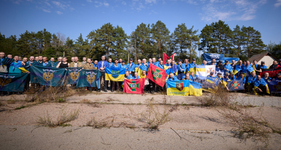 Bëhet shkëmbimi i 103 të burgosurve ukrainas, Zelensky: Njerëzit tanë u kthyen shtëpi