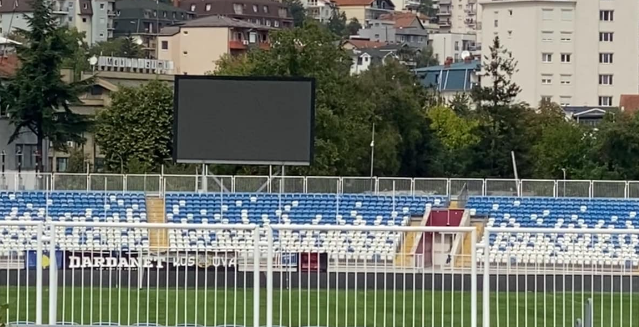 Përmirësohet dukshëm fusha në ‘Fadil Vokrri’, fillon kositja e barit (VIDEO)