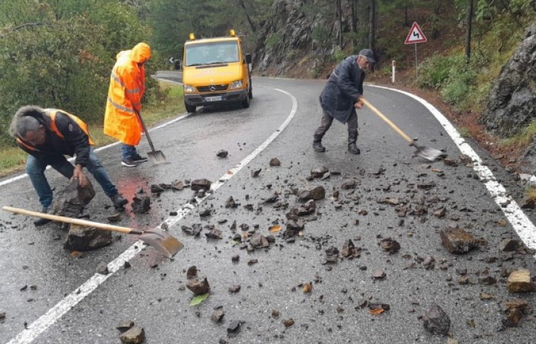 Reshjet e shiut: Rënie gurësh në disa akse rrugore në Shqipëri