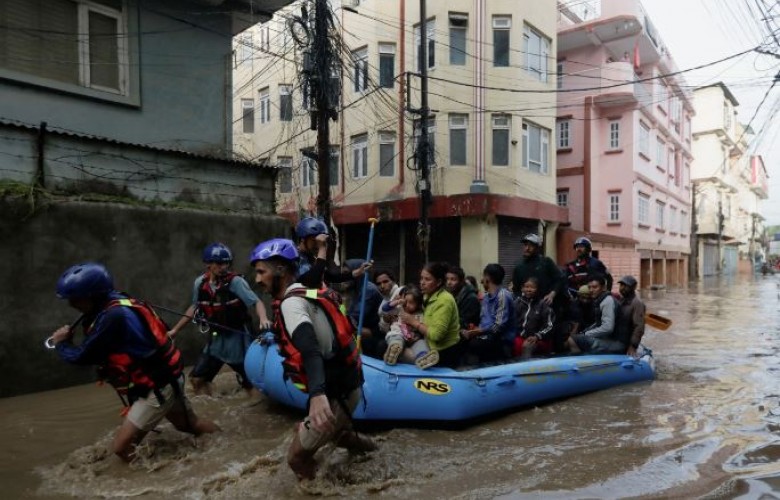 Të paktën 66 të vdekur dhe dhjetëra të zhdukur nga përmbytjet në Nepal